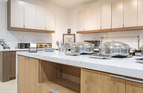 Lafayette Apartment | Accessible King Studio Suite | Roll-In Shower