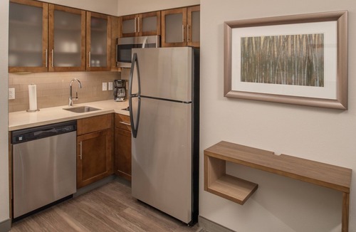 Hillsboro Apartment | Accessible Queen Studio w/Full Kitchen + Breakfast