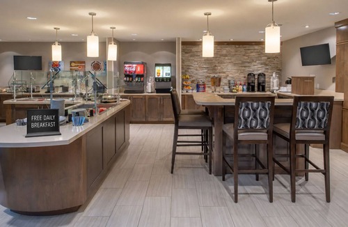 Hillsboro Apartment | Accessible Queen Studio w/Full Kitchen + Breakfast
