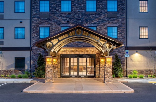 Hillsboro Apartment | Accessible Queen Studio w/Full Kitchen + Breakfast