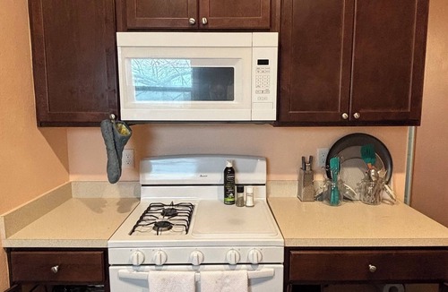 Long Mott House | ADA friendly Cottage on XL lot with Fire Circle, 1.5 blocks from Bayfront & Pier