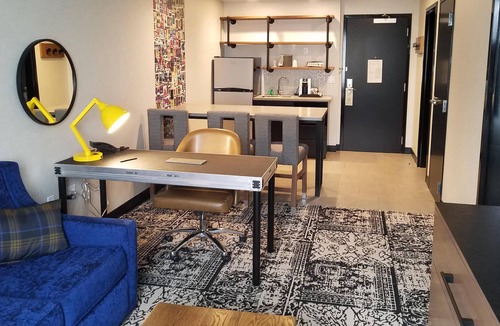 Lititz House | ADA Hearing & Mobility Accessible w/Roll-in Shower - Free Wifi - Plush King Bed