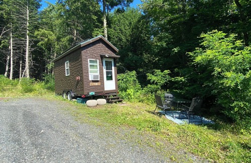 East Randolph Cabin | Adorable Cozy Tiny House perfect for skiing Vermont.