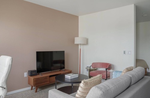 Yesler Terrace Apartment | Airy First Hill studio w/Gym & BBQ, nr park, by Blueground