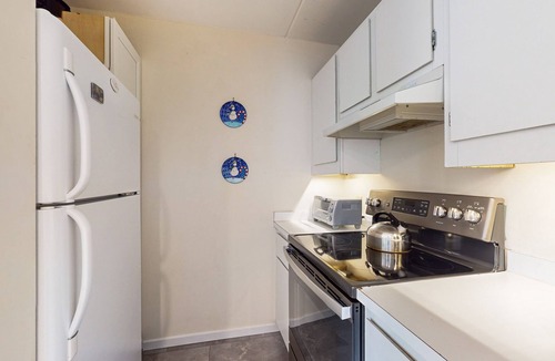 Warren Apartment | Alpine escape with 3 pools, tennis & gym - fireplace, balcony & W/D