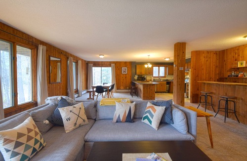 Londonderry Ski Chalet | Amazing 3-Level Chalet; 2 Kitchens, 2 Decks, HOT TUB, 5 Ski Mountains, Pets OK