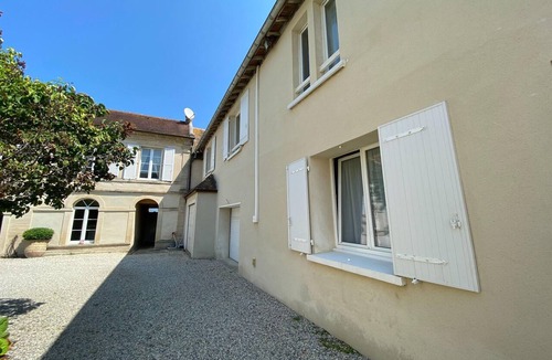 Arromanches-les-Bains Apartment | Apartment in Arromanches near Sandy Beach