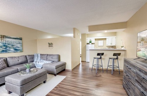 Mount Moriah House | Aviator's Lounge 1BR Free Parking WiFi Easy Access