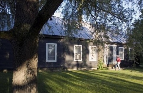 Barnard House | Barnard Lodge: Restored and Spacious 1795 Cape Home -