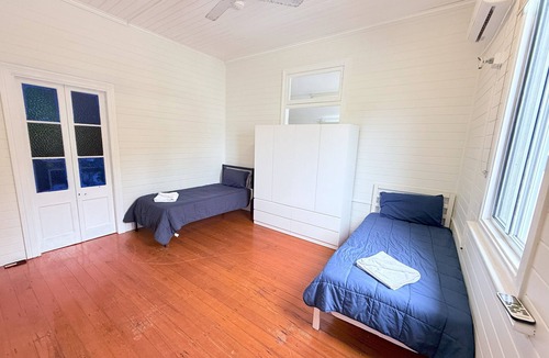 Emu Park Hostel | Beach accommodation shared facility