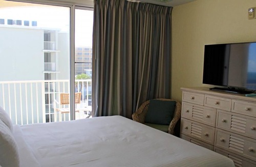Bostroms Resort | Beach Escape! 2 Great Units, Kitchen, Beachfront, Pool, Shop at Volusia Mall