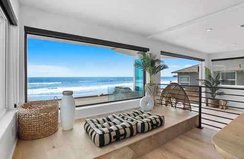 Townsite House | BEACH FRONT BOHO DREAM. Walk to Everything -Great for large Parties LOWER UNIT