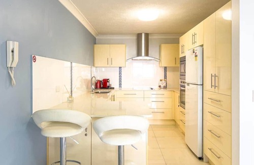Bilinga Apartment | Beachfront Apartment with Hot Tub & Pool