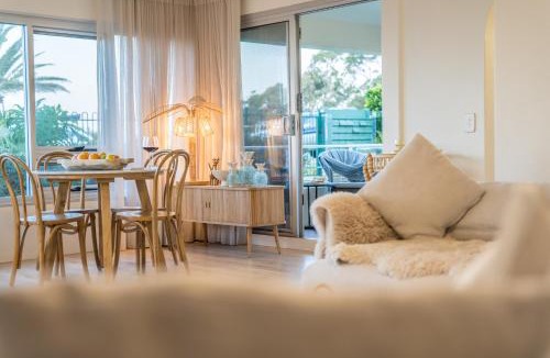 Alexandra Headland Apartment | Beachfront Freshly Renovated 2 BR Walk to Surf & Dining