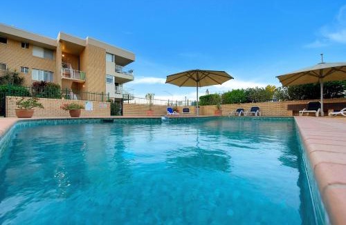 Alexandra Headland Apartment | Beachfront Freshly Renovated 2 BR Walk to Surf & Dining