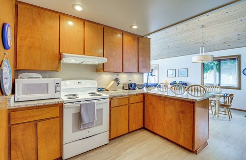 Bells Beach House | Beachfront Whidbey Island Home + Apartment!