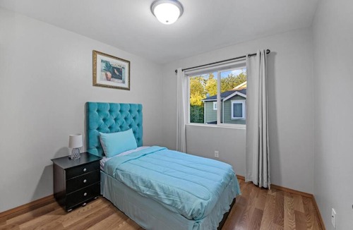 Holly Villa | Beautiful craftsman style 4BDs, 2.5Baths Townhome