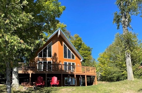 Central Frontenac Cottage | Beautiful lake side cottage