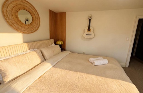 Hamilton House | Beautiful modern 2Bdr sunny home with French decor