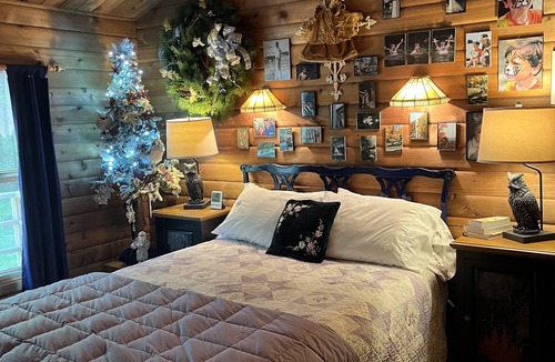West Dover Cabin | Beautifully decorated large private log home 10 minutes from the mountain.