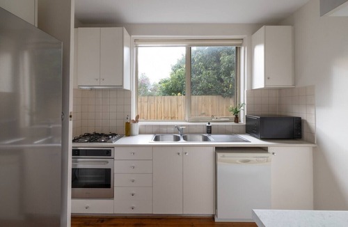 St. Kilda East Apartment | Beautifully Styled Apartment in St Kilda East