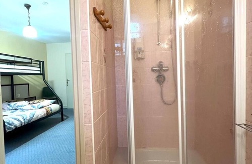 Caurel Bed & Breakfast | Bed and Breakfast 'Chambre Familiale' with Wi-Fi