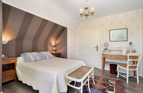 Lanhouarneau Bed & Breakfast | Bed and Breakfast 'La Chambre Bleue' with Shared Terrace, Shared Garden and Wi-Fi