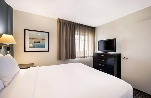 North Arlington Hotel | Best Value, Quality Stay! TWO Modern Suites with Full Kitchens, Pets are Allowed