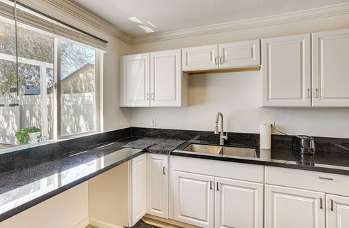 El Rancho House | Between LA & Orange County: Quiet Getaway w/ Patio