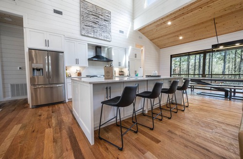 Broken Bow Cabin | Beyond Expectation- Modern cabin-2 minute walk to Restaurants & Entertainment!