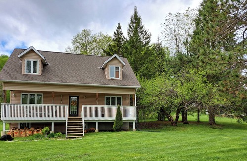 Bancroft House | Big, rustic cottage with all the amenities. Pet Friendly! Jet tub! Fire Pit!