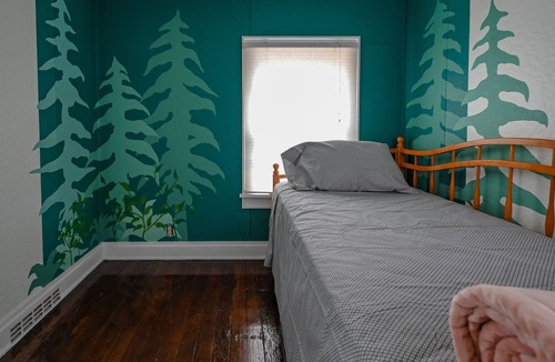 Elkhorn Apartment | Bikes n' Beds- 2 bed/1 bath unit near Kettle Moraine!