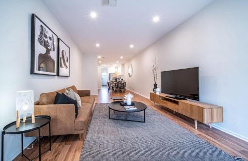 Brompton House | Black Oak at Brompton – Contemporary Parkside Stay