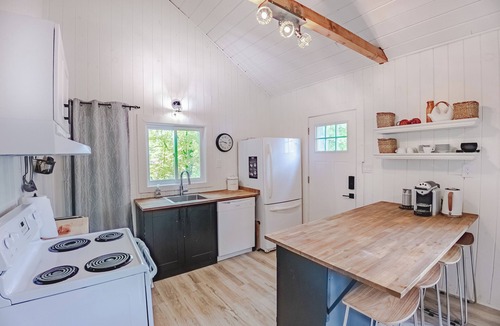 Sharbot Lake Ski Chalet | Blue Heron- Bright 2 Bedroom Cottage