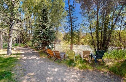 Willow Grove Apartment | Blue River Grove