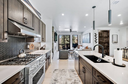 Silverthorne Condo | Blue River Views - Mountain/Modern with Private Hot Tub