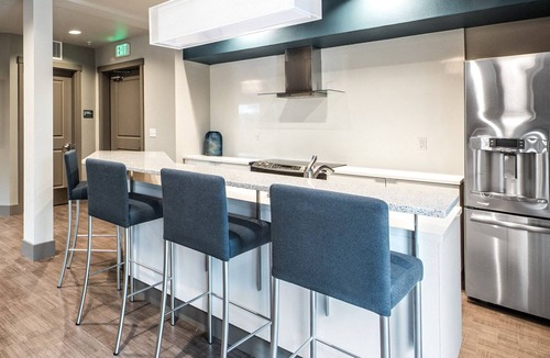 West Bellevue Apartment | Blueground | West Bellevue, balcony, nr Bellevue Park