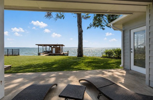 Pointblank House | Bluewater Paradise - Luxury Lakefront Retreat with Open-Water Views