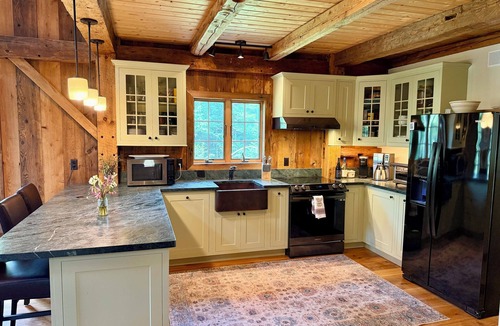 Granville House | BRAND NEW: Beautifully Restored Timber Frame Barn w/Hot Tub & Movie Theater