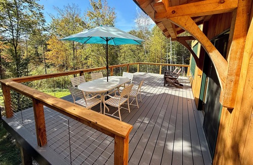 Granville House | BRAND NEW: Beautifully Restored Timber Frame Barn w/Hot Tub & Movie Theater