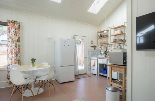 New North End Cottage | Brand New Cottage with Deck & Pergola - Fully Registered & Licensed
