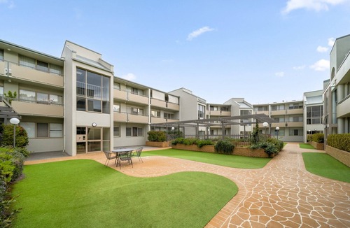 Manuka Apartment | Bright 2-Bed with Private Balcony
