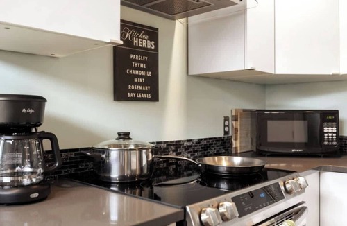 Old Town North Apartment | Bright, Beautiful & Dog Friendly Steps to Old Town