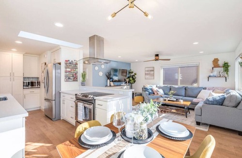 Central District House | Bright & Comfy Central Gem