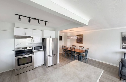 Grantham House | Bright Designer 2BR Bungalow - Private Deck & Yard