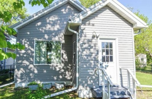 Thief River Falls House | Bright Little Getaway - Fenced in Yard