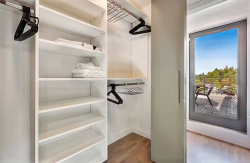 Mann House | Bright Madison Valley Townhome w/Rooftop and AC
