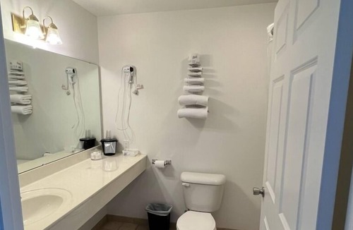 Renault Bed & Breakfast | Bright Petite Queen Suite in the Heart of Red Bud!
