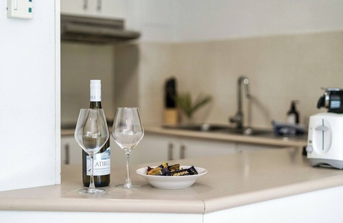 Surfers Paradise Apartment | Broadbeach Beachside 2BR Pool, Spa, BBQ, Aircon, 2 minute Walk to beach