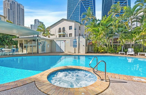 Surfers Paradise Apartment | Broadbeach Beachside 2BR Pool, Spa, BBQ, Aircon, 2 minute Walk to beach